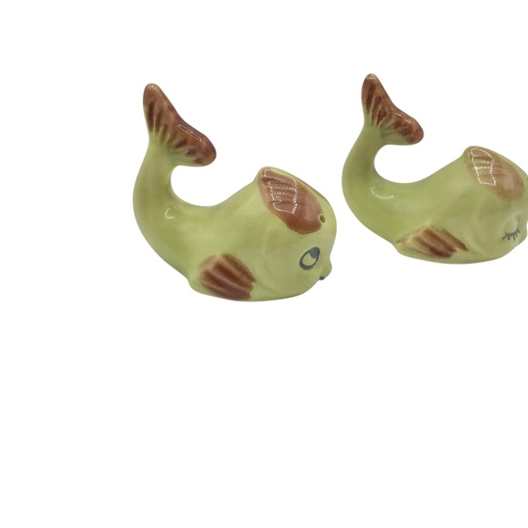 Vintage Chartreuse Whale Salt Pepper Shakers Japan, Mid Century Anthropomorphic - Picture 6 of 11